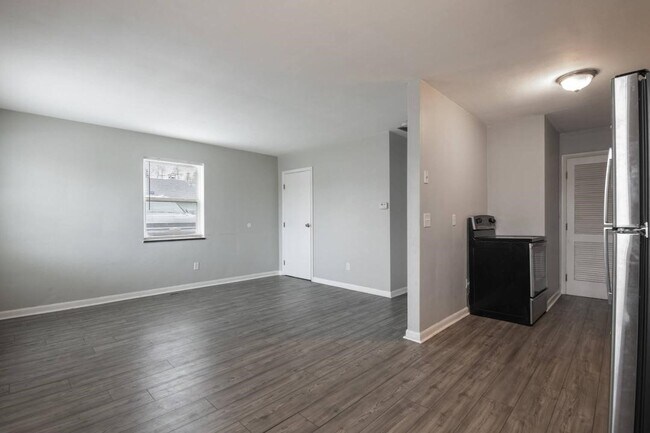 Building Photo - 446 E Siebenthaler Ave