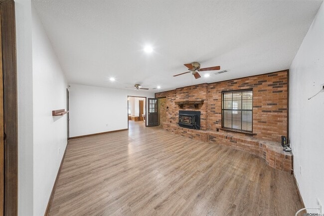 Foto del edificio - 9655 Sullivan Rd