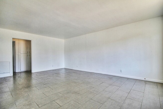 Building Photo - 6668 Del Playa Dr