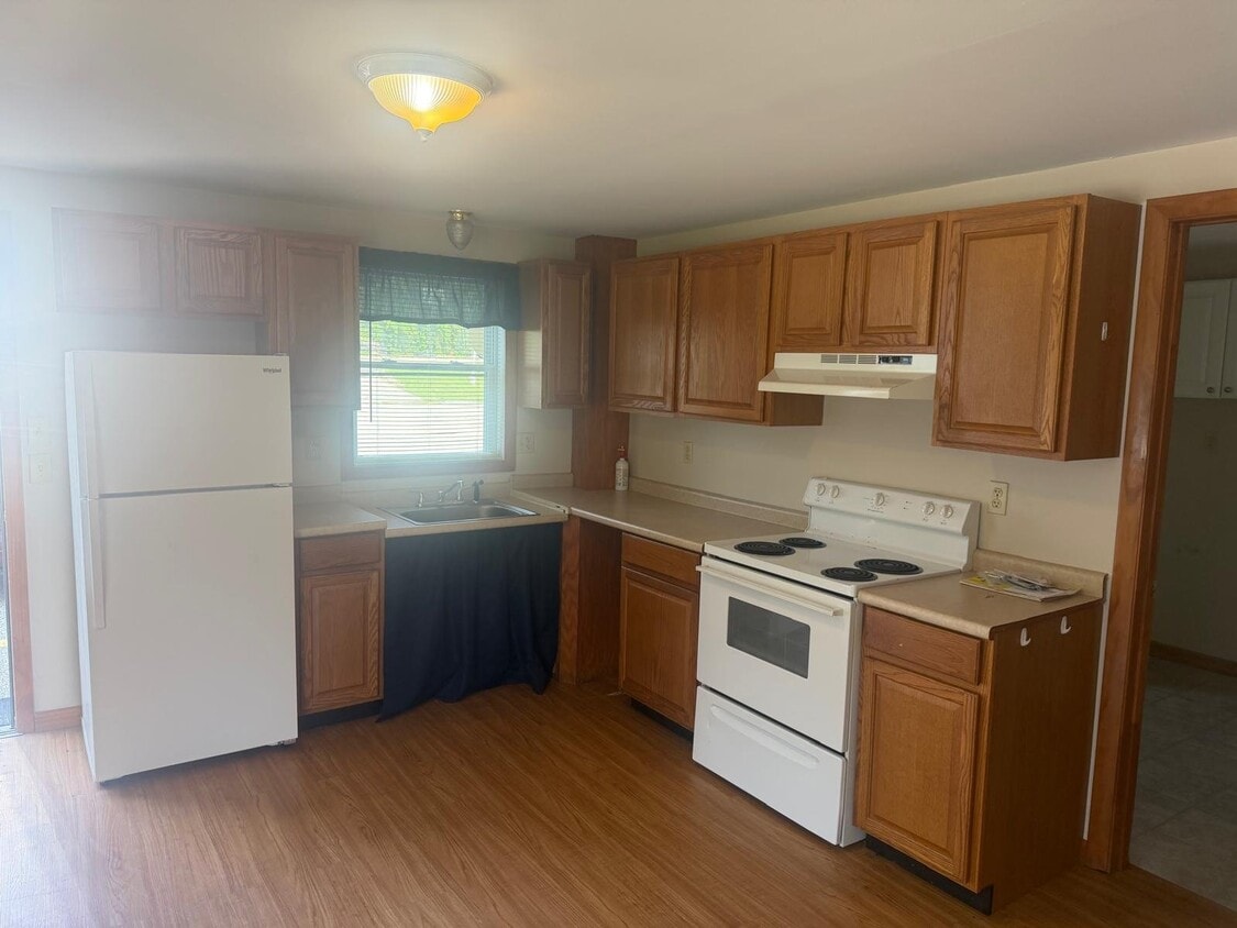 Photo - 117a W Main St (Sprague, CT)