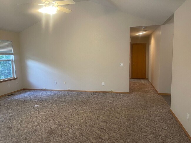 Foto del edificio - OZARK HOME CHECK OUT this charming 3 bedro...
