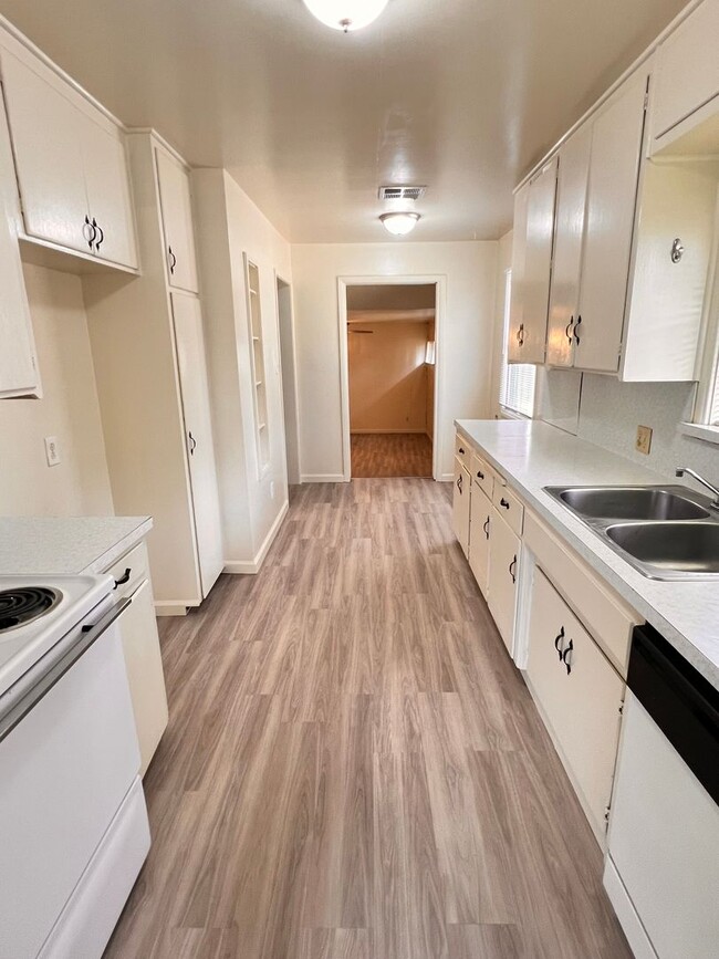 Building Photo - Central Bakersfield Home