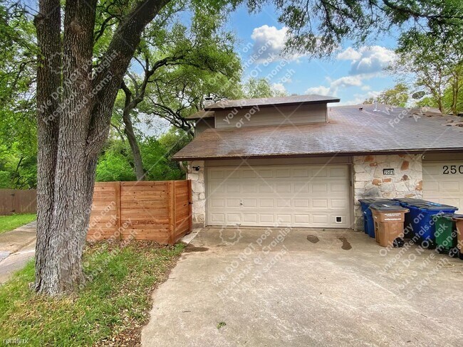 Building Photo - 3 br, 2.5 bath Duplex - 2501 Dana Cv A A