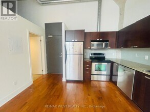 Building Photo - 637 Lake Shore Blvd W