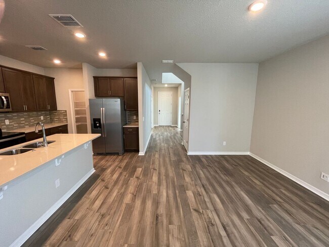 Foto del edificio - Price Drop! Spacious 3 Bedroom, 2.5 Bath T...