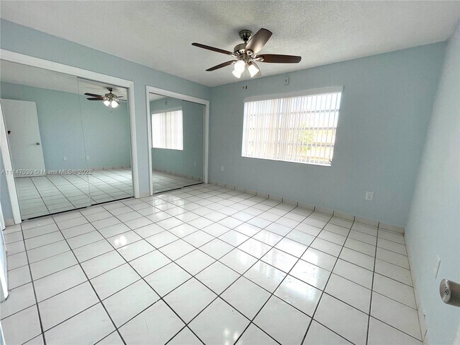 Foto del edificio - 3536 NE 168th St