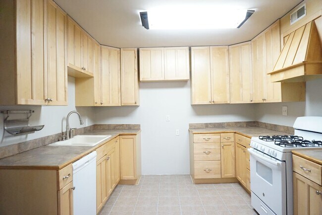 Building Photo - Move In Ready! Cute 3 Bedroom 2 Full Baths!