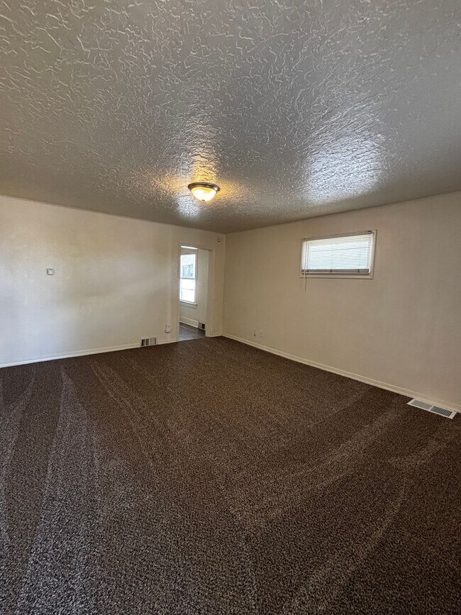Foto del edificio - Quaint home with fully fenced yard and updates