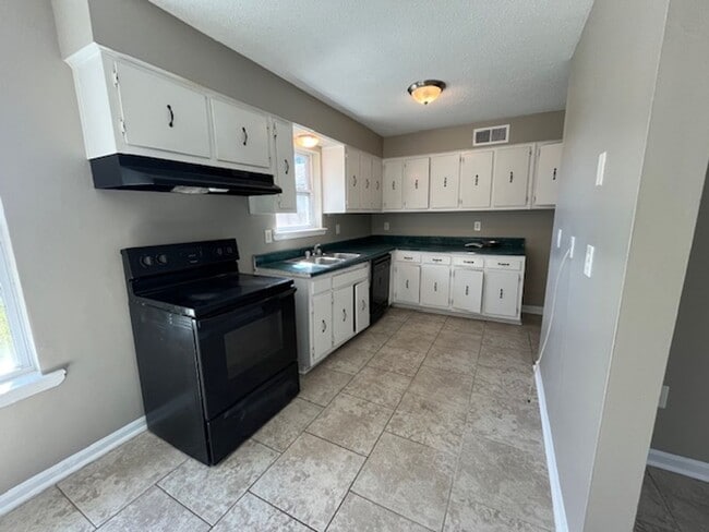 Building Photo - Renovated 3 Bedroom 1 Bath Home for Rent! ...
