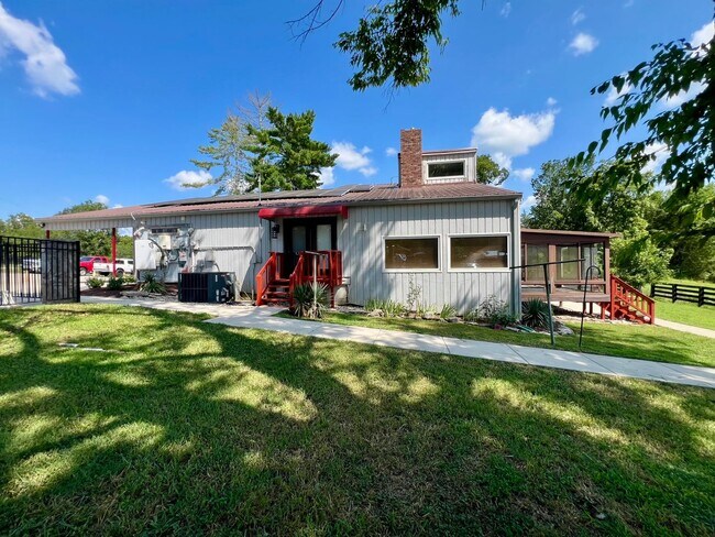 Foto del edificio - Cabin Style Home on Equestrian Farm *Priva...