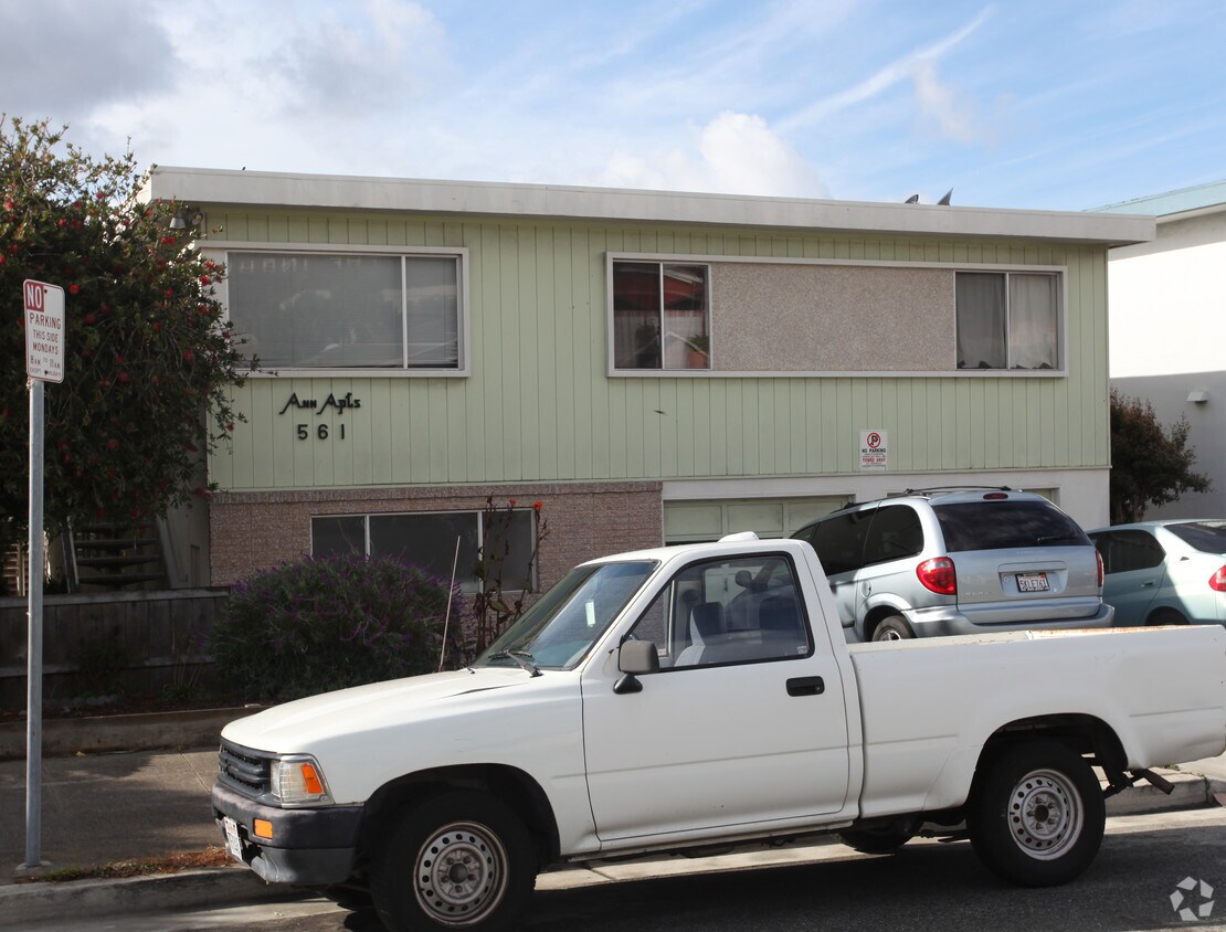 Foto del edificio - 561 Commercial Ave