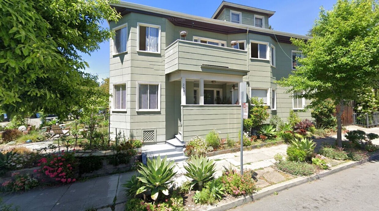 Foto principal - Spacious 4 Bedroom / 1.5 Bath near UC Campus