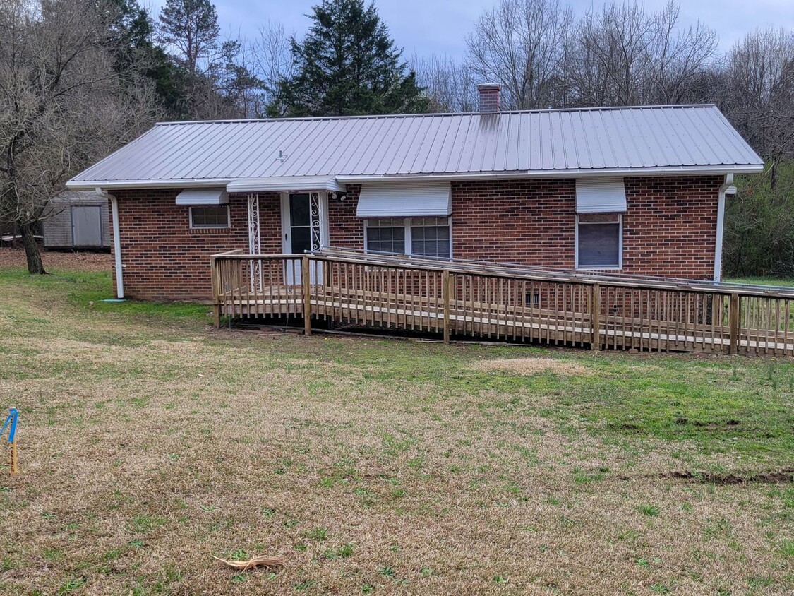 Foto principal - 4 Bed, 1 Bath Home off Woodruff Road is Av...