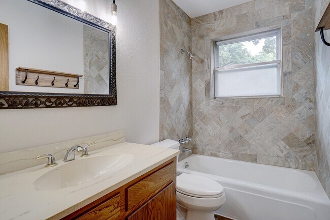 Building Photo - 1221 Brookside Dr