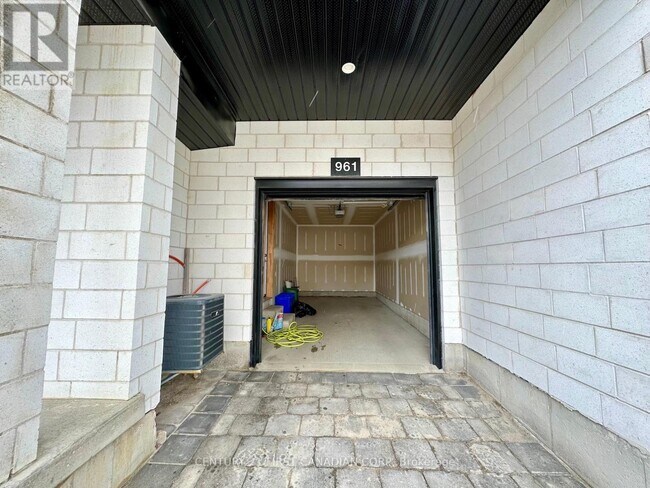 Photo du bâtiment - 961-961 Manhattan Way