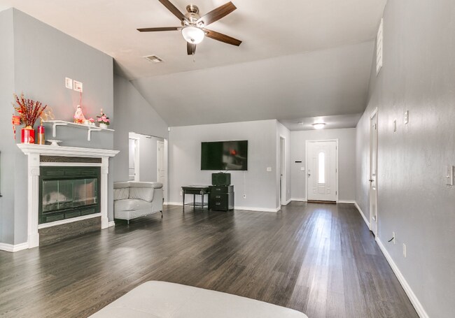 Foto del edificio - 1112 Bryan Dr