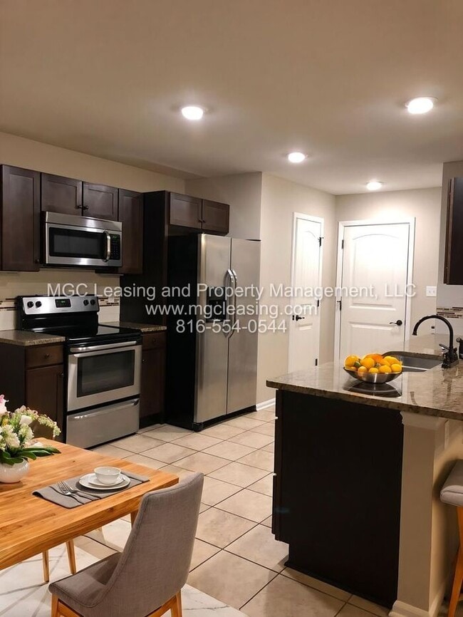 Building Photo - Enjoy Townhome Living w/ Unfinished Baseme...