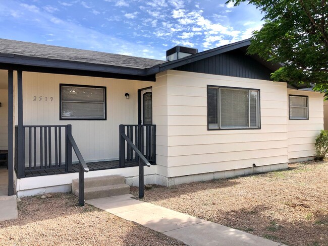 Building Photo - Cute 3 Bedroom Home on Large Fully Fenced ...