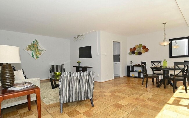 Foto del edificio - Renovated 1/1 in Dupont Circle! All Utilit...