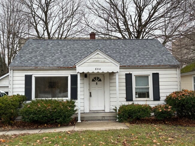 Building Photo - 804 College Ave