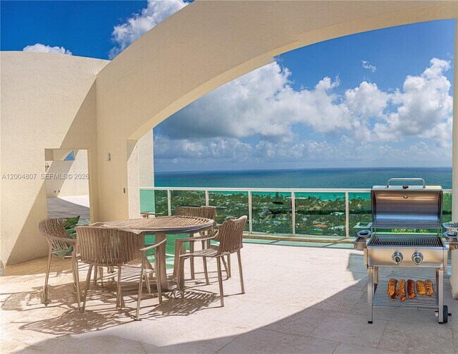 Foto del edificio - 20201 E Country Club Dr