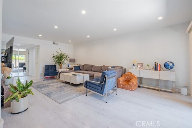 Foto del edificio - 4487 Colbath Ave