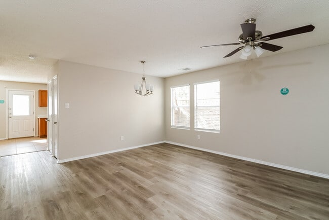 Building Photo - 525 Linacre Dr