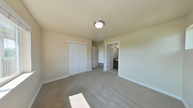Foto del edificio - Top floor apartment! Beautiful 2 bedroom 2...
