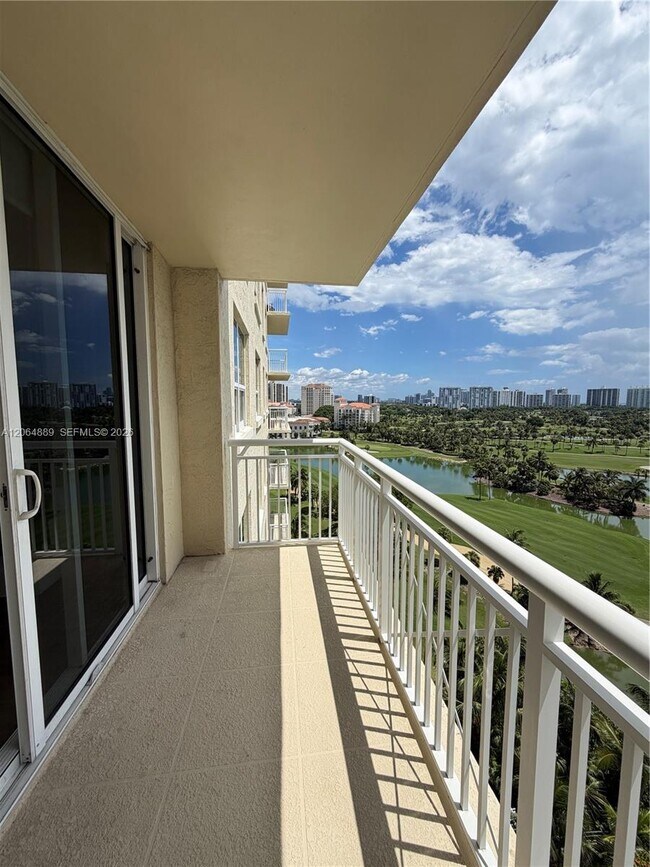 Foto del edificio - 19501 W Country Club Dr