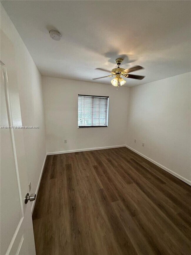 Foto del edificio - $3,100MONTHLY;20901 NW 14TH PL #847 MIAMI ...