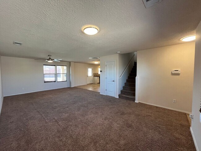 Foto del edificio - Roomy 3 Bedroom 2 Bathroom Home In Los Lunas!