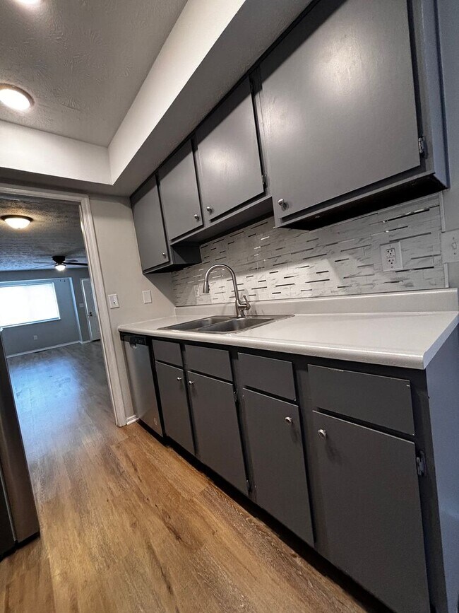 Building Photo - 2 Bed 1.5 bath Condo with Carport