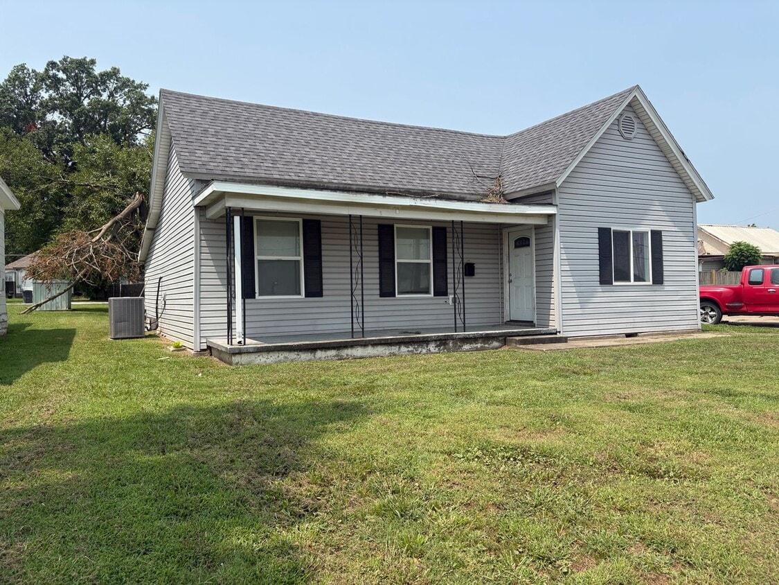 Building Photo - Clean 2 bedroom 1 bath With Tall Ceilings