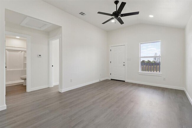 Foto del edificio - 1087 Schubert Ln