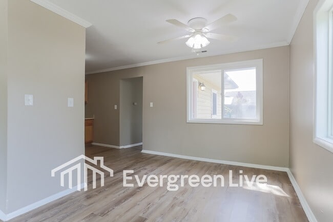 Building Photo - 1657 Eastbrook Dr S