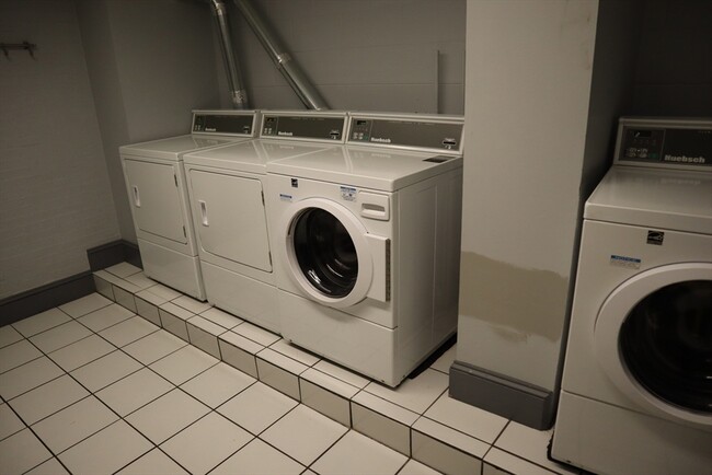 Foto del edificio - 160 Commonwealth Ave