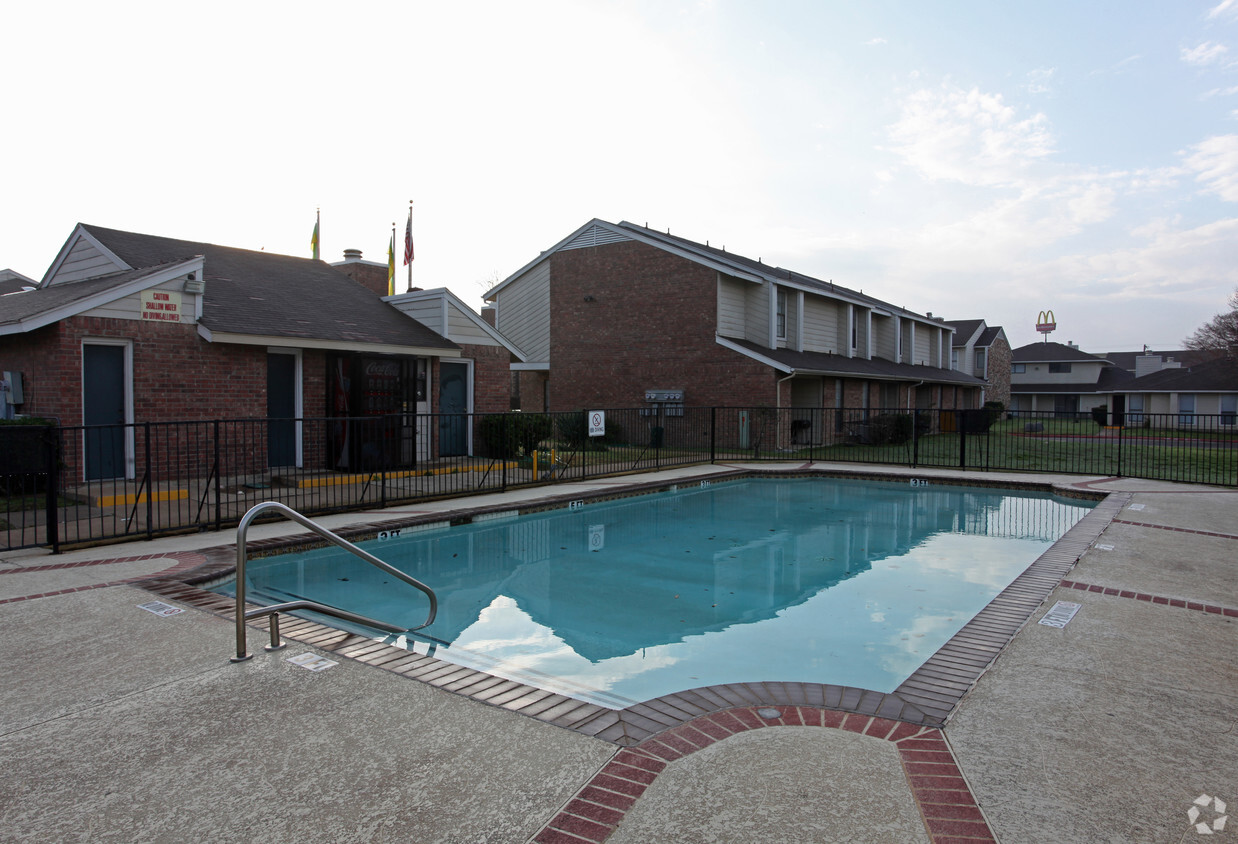 Pool - Glenshire Villas Apartments