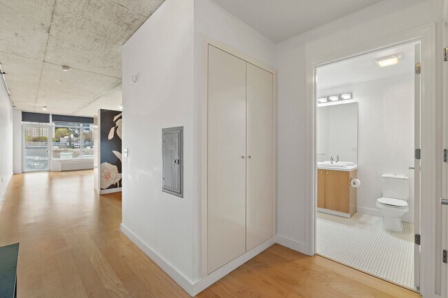 Foto del edificio - The Civic Condominiums - 8th floor west facing studio w/parking/ most utilities/concierge/views (...