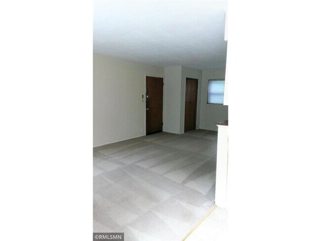 Foto del edificio - 545 Birchcrest Dr