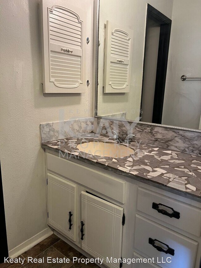 Building Photo - 3 br, 1.5 bath House - 22 Larkspur Lane