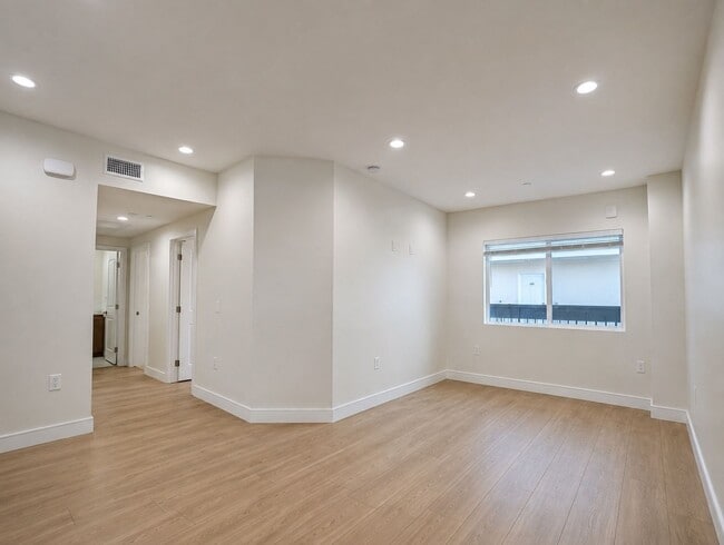 Building Photo - 14411 Vanowen St