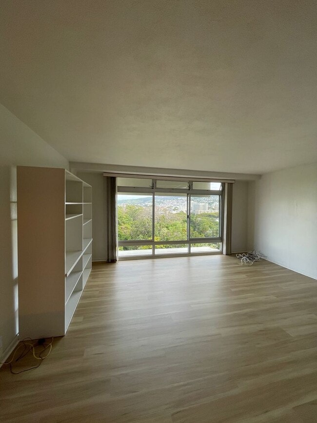 Building Photo - 11th Floor, Queen Emma Garden Unit with Downtown and Mountain Views.