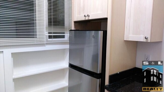 Building Photo - bedroom in San Francisco CA 94109