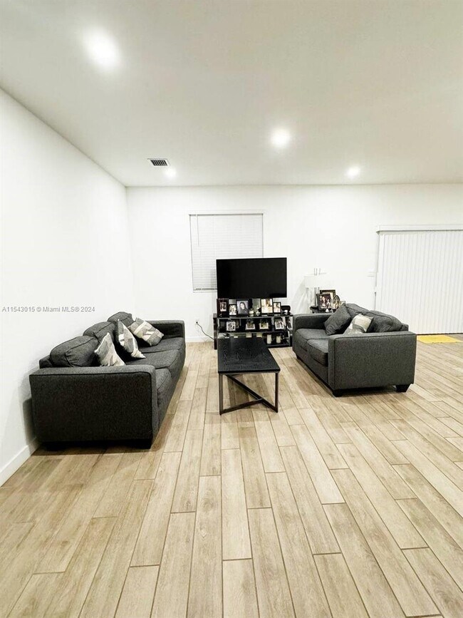 Foto del edificio - 848 SE 17th St