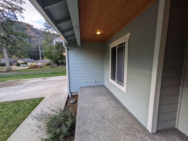 Foto del edificio - Newer Home 3 Bed with Den and Solar Panels...