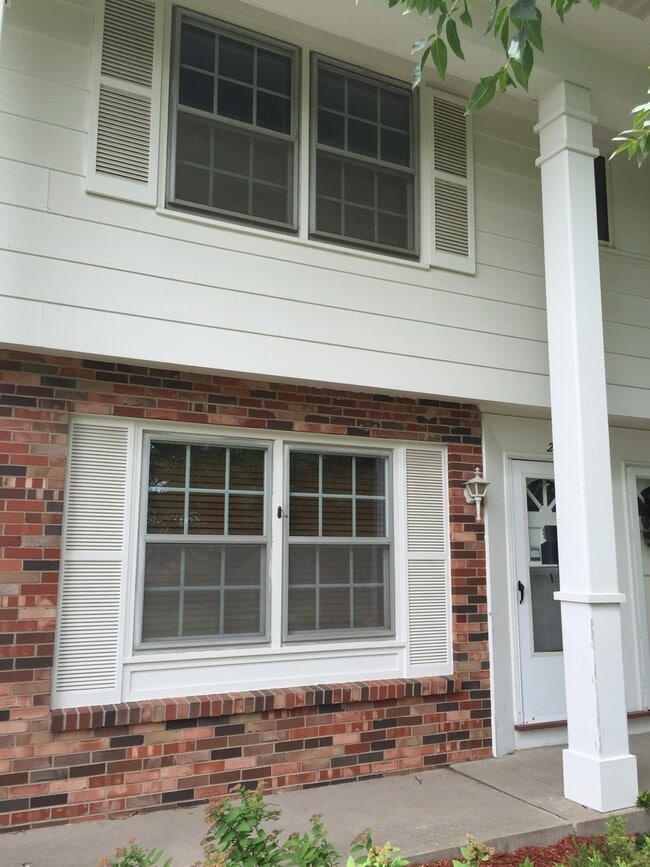 Building Photo - AVAILABLE NOW!!!!  Gorgeous 2 Bedroom, 1.2...