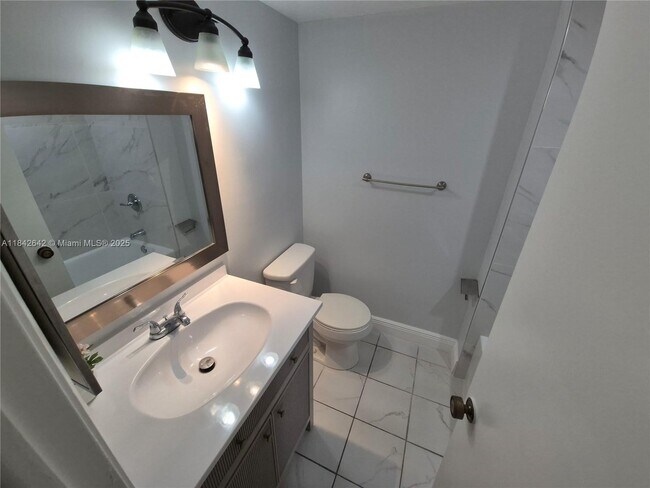 Foto del edificio - 18350 Mediterranean Blvd