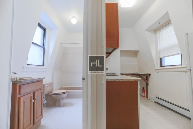 Building Photo - 2 Bedroom Apartment All Utilities Included