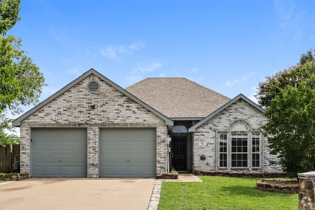 Building Photo - 706 Valleycreek Rd