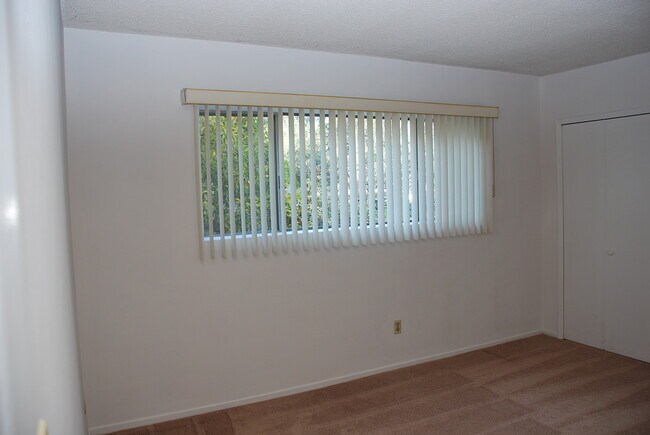 Bedroom Wondow - 236 S Mentor Ave